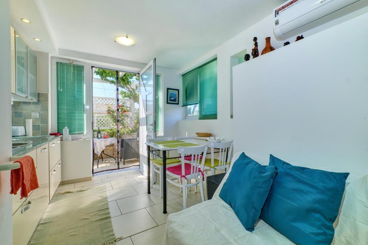 Apartment Neno - Terrace & Parking Veli Losinj Exterior photo